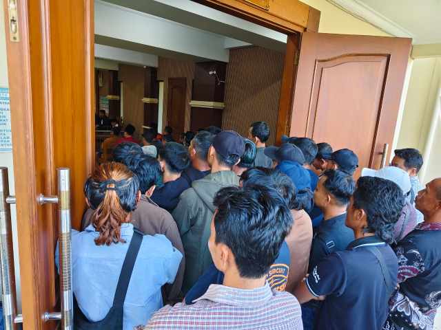 4 Bulan Ekonomi Lumpuh, Warga Desa Paningkaban Padati PN Purwokerto Minta Terdakwa Tambang Bebas