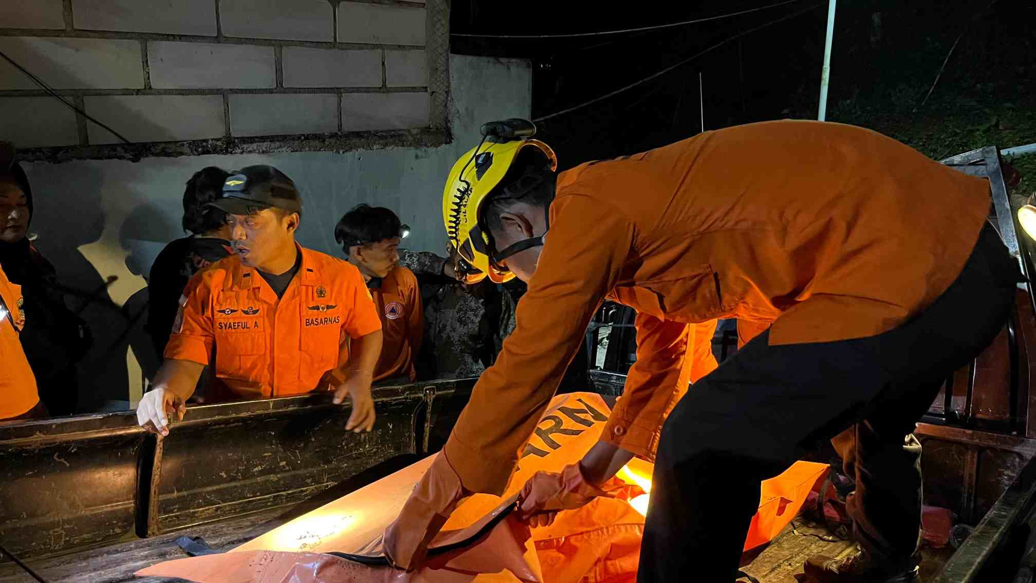Jenazah Pria Tanpa Identitas Ditemukan di Hutan Brebes, Tim SAR Gabungan Evakuasi Malam Hari