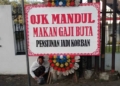 Karangan Bunga “OJK Mandul, Makan Gaji Buta” Menghiasi Kantor OJK Purwokerto