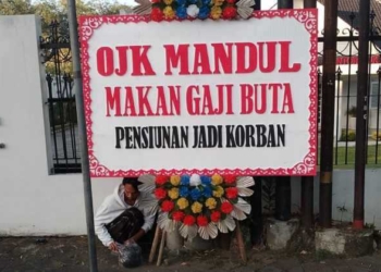 Karangan Bunga “OJK Mandul, Makan Gaji Buta” Menghiasi Kantor OJK Purwokerto