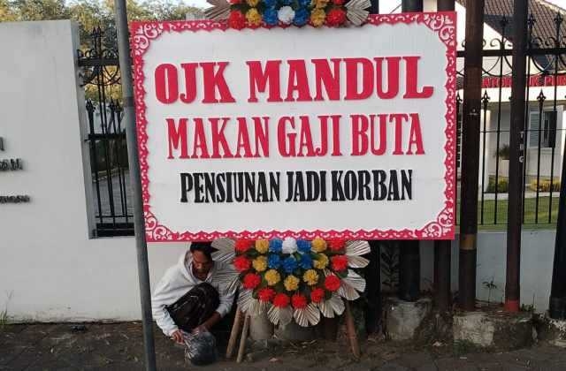 Karangan Bunga “OJK Mandul, Makan Gaji Buta” Menghiasi Kantor OJK Purwokerto