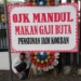 Karangan Bunga “OJK Mandul, Makan Gaji Buta” Menghiasi Kantor OJK Purwokerto