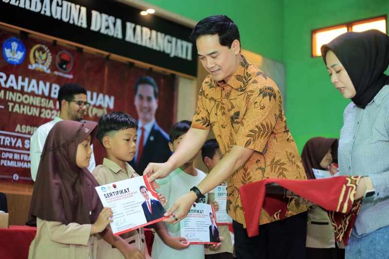Adisatrya Suryo Sulisto Serahkan PIP untuk 300 Siswa SD di Banyumas, Tegaskan Dana Harus Utuh Tanpa Potongan