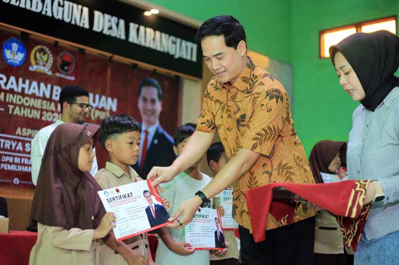 Adisatrya Suryo Sulisto Serahkan PIP untuk 300 Siswa SD di Banyumas, Tegaskan Dana Harus Utuh Tanpa Potongan