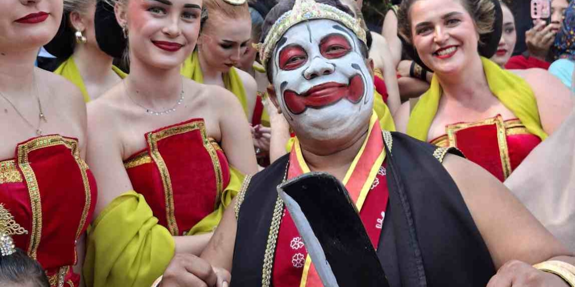 Ribuan Warga dan Turis Asing Meriahkan Grebeg Sura Baturraden 2026