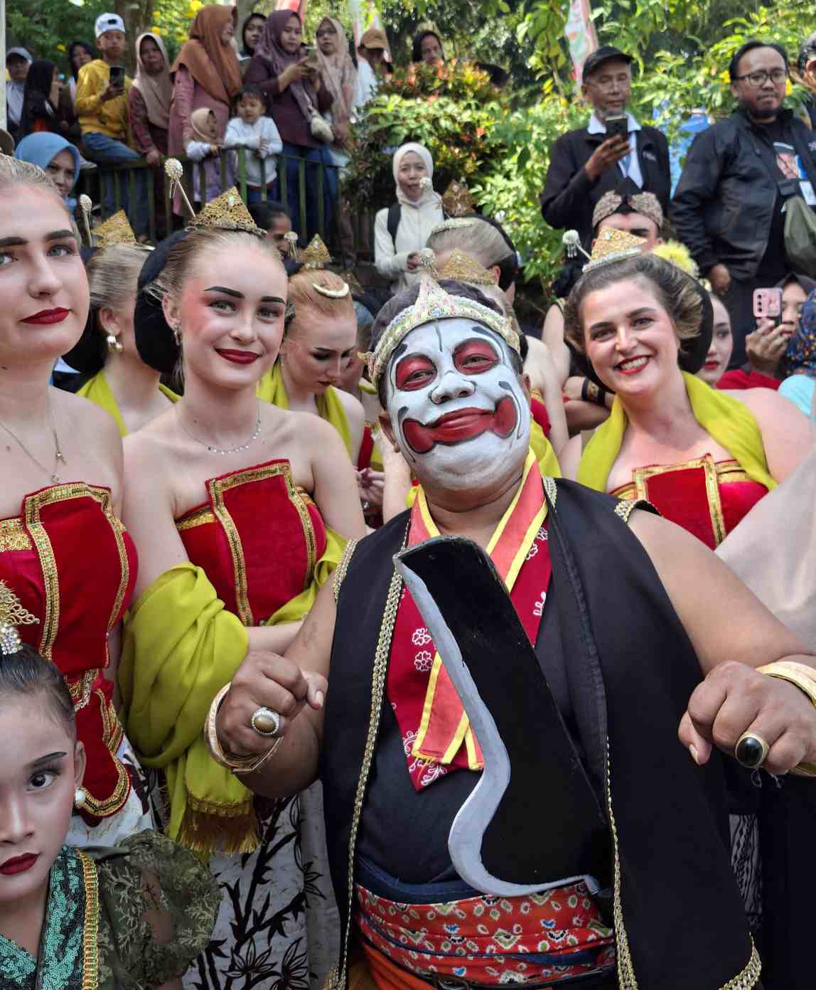 Ribuan Warga dan Turis Asing Meriahkan Grebeg Sura Baturraden 2026