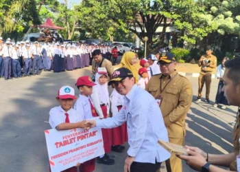 Yayasan GSN Salurkan 250 Tablet dan Kacamata AI untuk Siswa Banyumas
