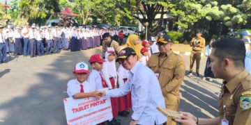 Yayasan GSN Salurkan 250 Tablet dan Kacamata AI untuk Siswa Banyumas