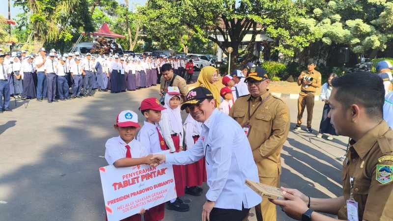 Yayasan GSN Salurkan 250 Tablet dan Kacamata AI untuk Siswa Banyumas