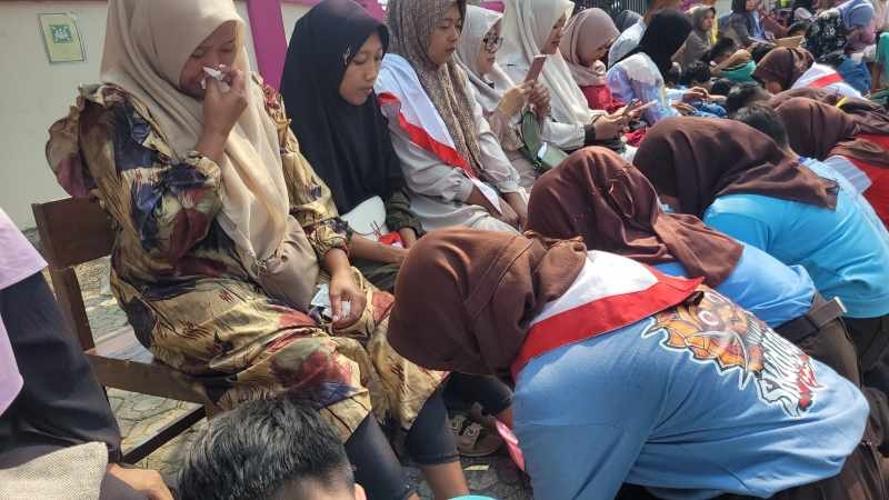 MPLS SMPN 4 Kedungbanteng: Siswa Bersimpuh dan Cuci Kaki Orang Tua di Hari Penutupan
