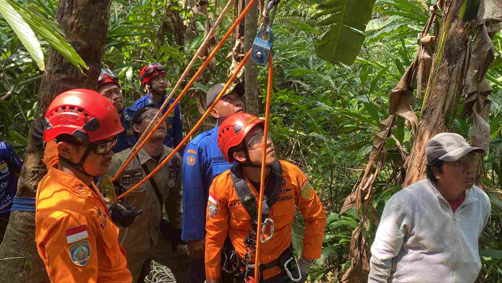 Tim SAR Evakuasi Jenazah Pria Paruh Baya Tersangkut di Pohon Kelapa