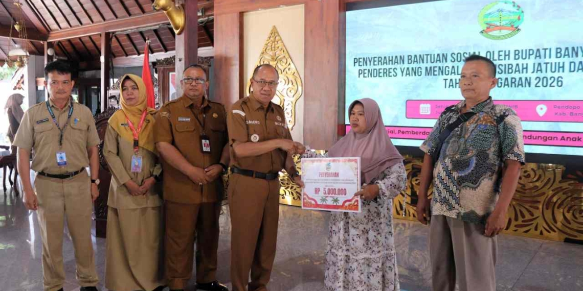 Bupati Banyumas Salurkan Bansos Rp195 Juta untuk 26 Penderes Korban Kecelakaan Kerja