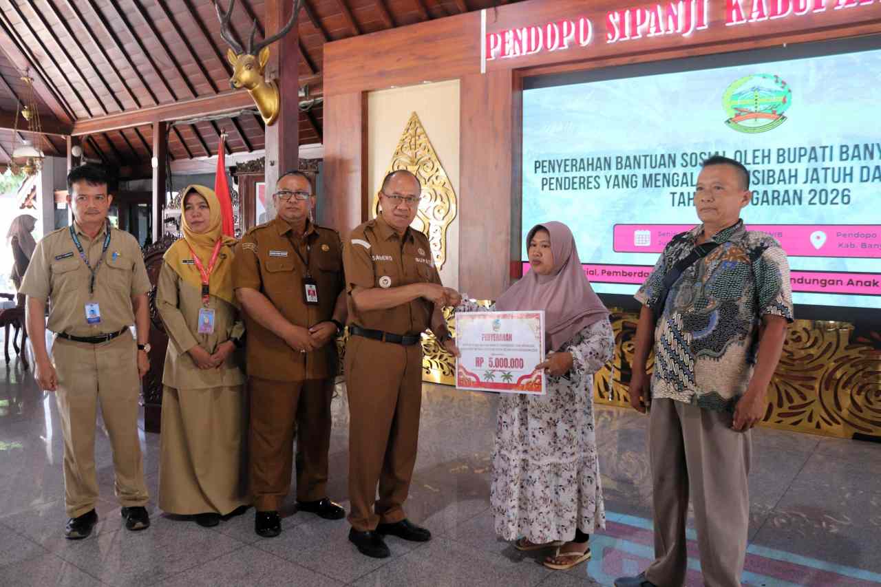 Bupati Banyumas Salurkan Bansos Rp195 Juta untuk 26 Penderes Korban Kecelakaan Kerja