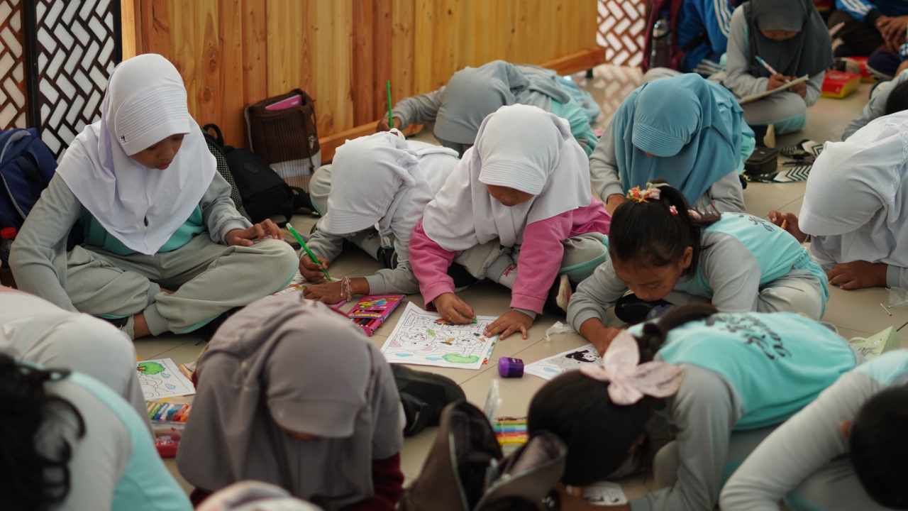 Riak Tawa Ratusan Anak Mewarnai Stasiun Purwokerto, Petualangan Seru Naik KA Kamandaka
