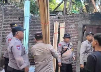 Polresta Banyumas Gelar Bakti Sosial Perbaiki Rumah Korban Kebakaran di Kedungbanteng