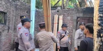 Polresta Banyumas Gelar Bakti Sosial Perbaiki Rumah Korban Kebakaran di Kedungbanteng