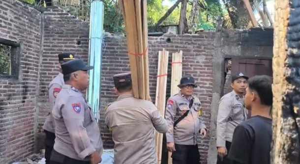 Polresta Banyumas Gelar Bakti Sosial Perbaiki Rumah Korban Kebakaran di Kedungbanteng
