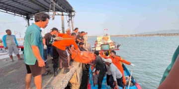 Kapal Nelayan Terbalik di Perairan Cilacap, 2 Awak Meninggal, 7 Berhasil Selamat