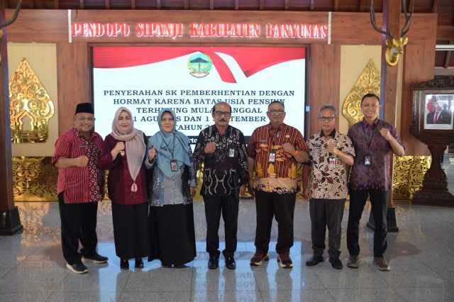Pemkab Banyumas Serahkan SK Pensiun kepada 103 ASN, Berlaku Agustus dan September 2026