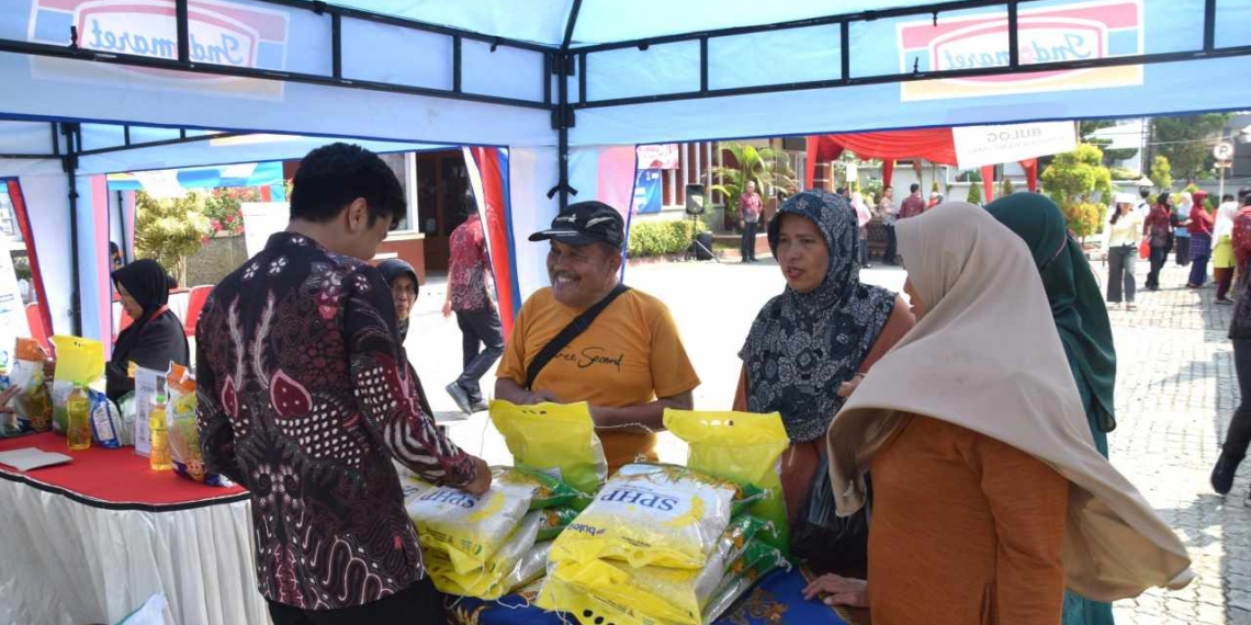 Bupati Banyumas Bayar Langsung 100 Paket Sembako di Pasar Murah SARAHSIMAS, Warga: Kaget dan Senang