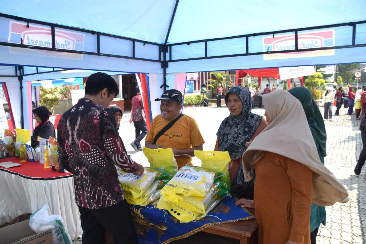 Bupati Banyumas Bayar Langsung 100 Paket Sembako di Pasar Murah SARAHSIMAS, Warga: Kaget dan Senang