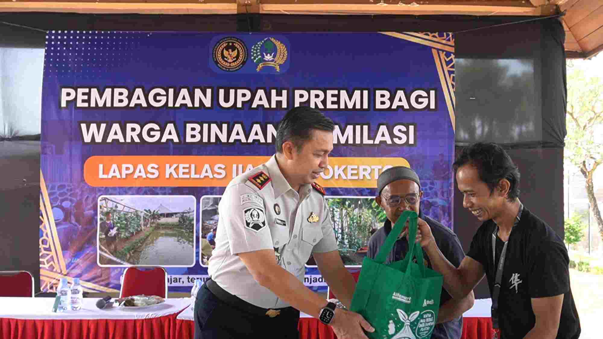 Cerita dari Balik Jeruji : Lapas Purwokerto Bagikan Upah dan Santunan untuk Warga Binaan