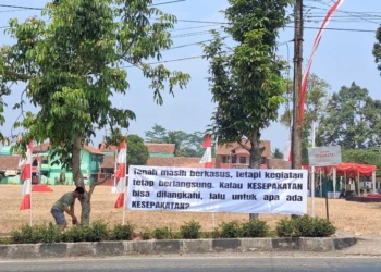 Menjelang Upacara 17 Agustus, Ahli Waris Pasang Banner di Lapangan Sengketa Cilongok: “Kalau Kesepakatan Bisa Dilangkahi, Untuk Apa Ada Kesepakatan?”