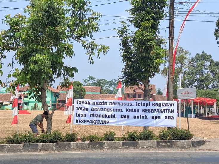 Menjelang Upacara 17 Agustus, Ahli Waris Pasang Banner di Lapangan Sengketa Cilongok: “Kalau Kesepakatan Bisa Dilangkahi, Untuk Apa Ada Kesepakatan?”