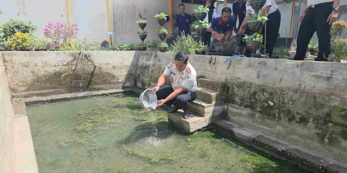 Dukung Ketahanan Pangan Nasional, Rutan Banyumas Tebar 500 Bibit Lele untuk Warga Binaan