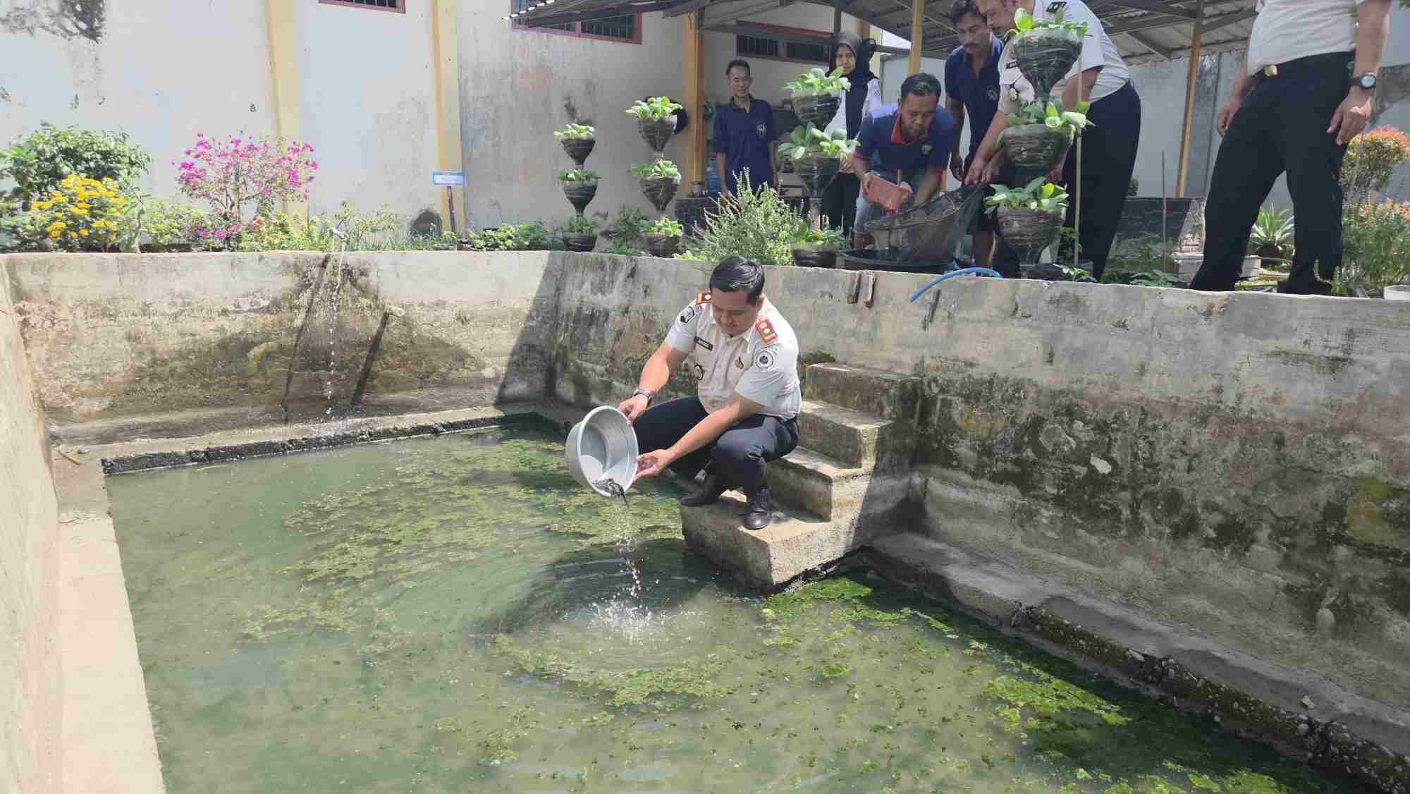Dukung Ketahanan Pangan Nasional, Rutan Banyumas Tebar 500 Bibit Lele untuk Warga Binaan