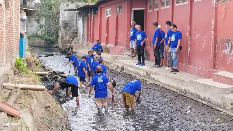 Gerakan Langit Biru Indonesia ASRI, Demokrat Banyumas dan Warga Bersihkan 50 Meter Kubik Lumpur Irigasi