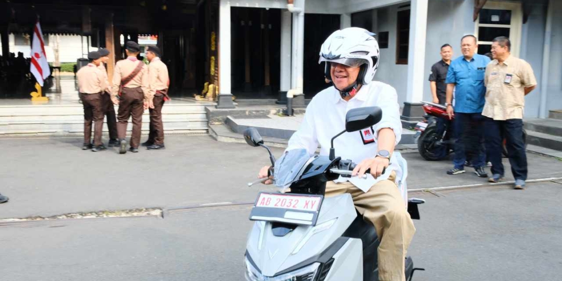 Bupati Banyumas Tes Motor Listrik, Anggaran Mobil Dinas Dialihkan untuk 90 Kades dan Penilik Sekolah