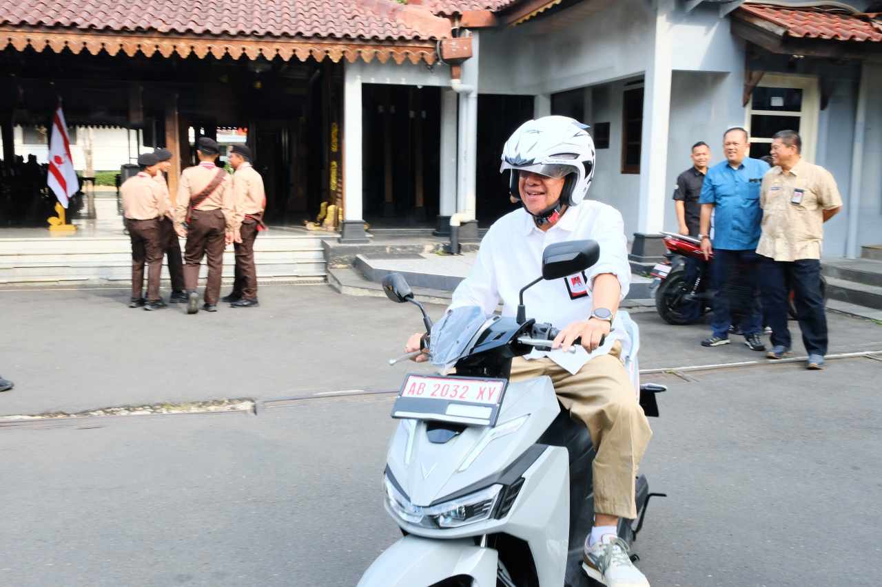Bupati Banyumas Tes Motor Listrik, Anggaran Mobil Dinas Dialihkan untuk 90 Kades dan Penilik Sekolah