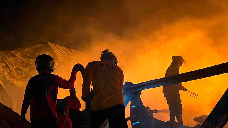 Gudang Barang di Larangan Brebes Terbakar Hebat, Tim SAR-Damkar Dikerahkan Padamkan Api
