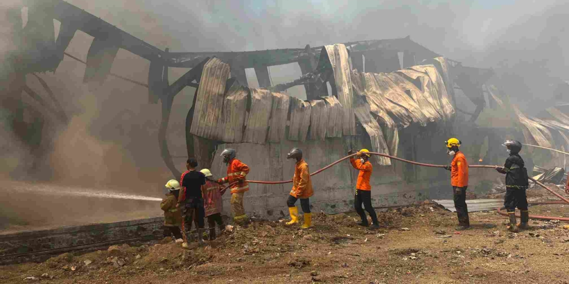 Api Masih Berkobar di Hari Kedua, Pemadaman Gudang Karet di Brebes Terkendala Material dan Angin