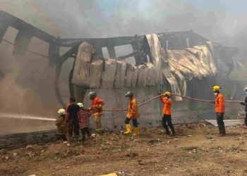 Api Masih Berkobar di Hari Kedua, Pemadaman Gudang Karet di Brebes Terkendala Material dan Angin
