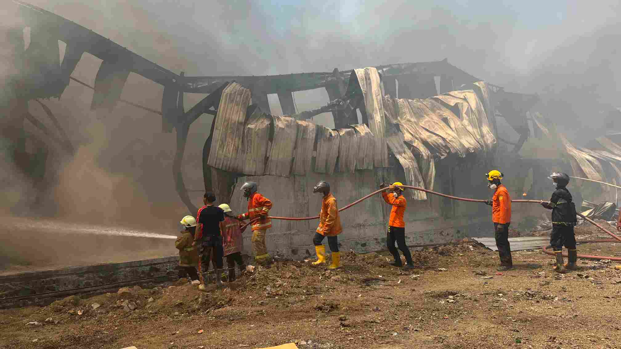 Api Masih Berkobar di Hari Kedua, Pemadaman Gudang Karet di Brebes Terkendala Material dan Angin