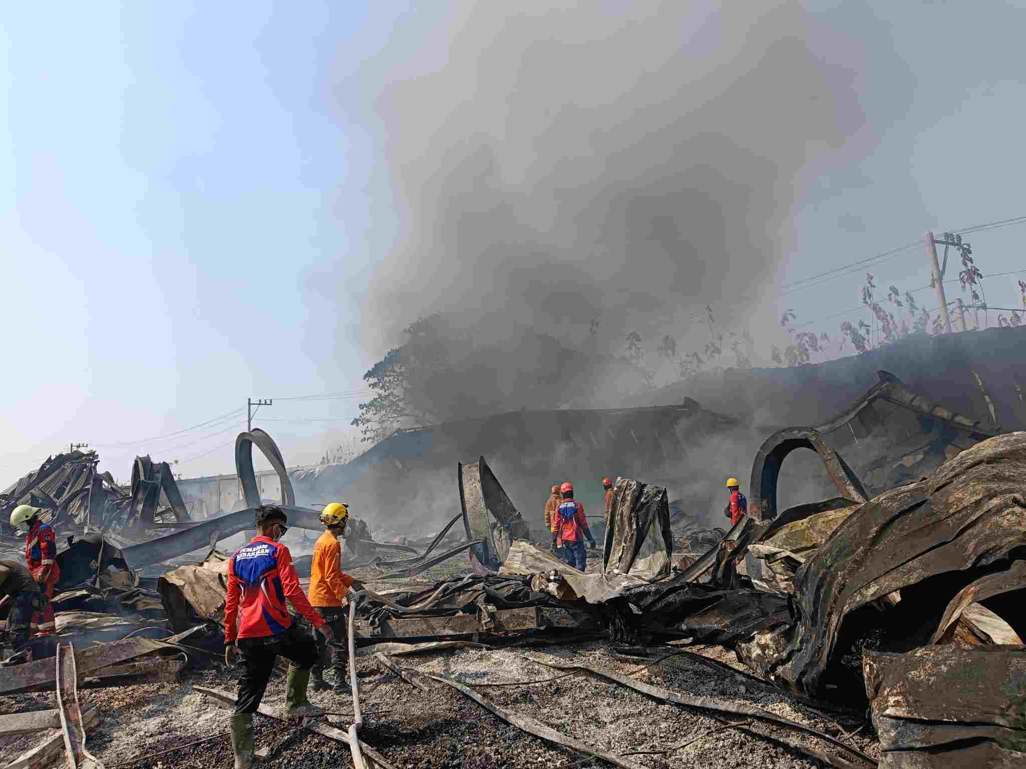 Api Padam di Hari Ketiga, Kebakaran Gudang PT Anisa Jaya Utama di Brebes Dinyatakan Kondusif