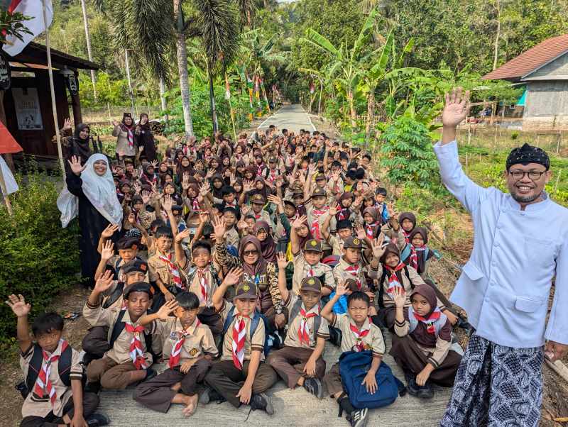 Budayawan Banyumas Ajak Anak SD Kenali Leluhur Lewat Dongeng dan Lagu