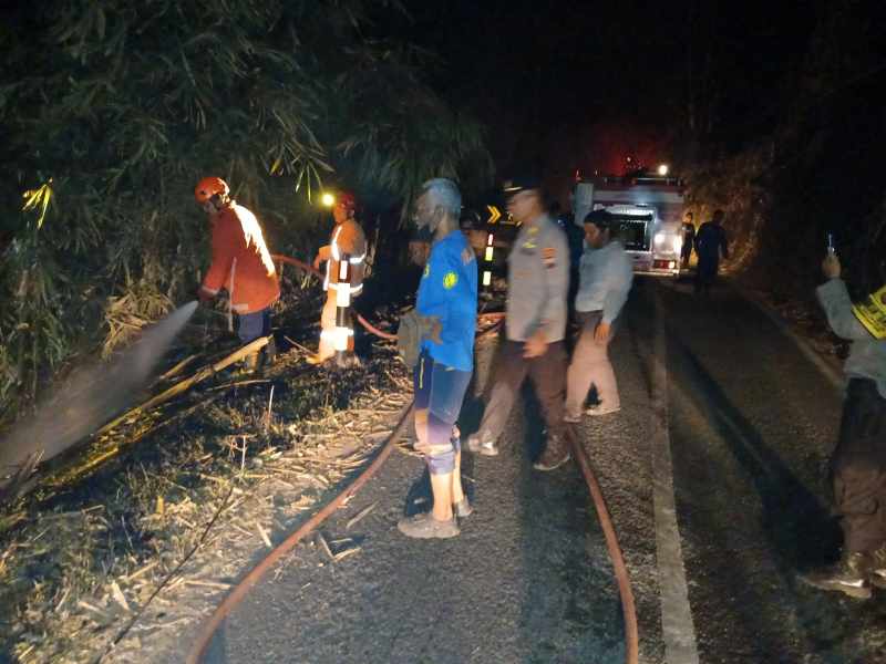 Respons Cepat Polsek Kedungbanteng, Kebakaran Lahan di Kalikesur Berhasil Dipadamkan