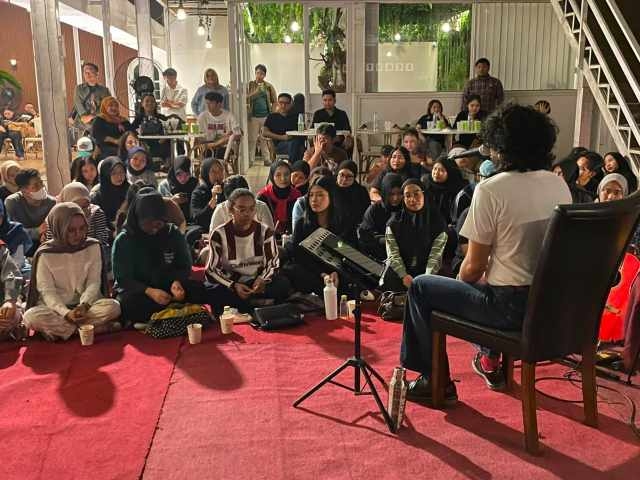 Di Leci Café, Kunto Aji Mengubah Lagu Menjadi Ruang Terapi dan Air Mata yang Disiram Keberanian