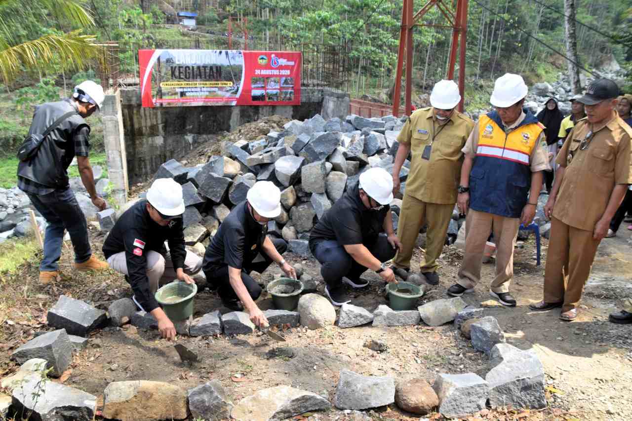 Setelah 4 Tahun Mangkrak, Jembatan Grumbul Cibun Banyumas Kembali Dibangun