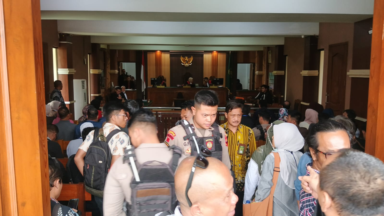 “Ayem Yah Duité Akéh!”, Pensiunan Teriak-Teriak di Sidang Perdana Terdakwa Penipuan Bank Mantap Purwokerto