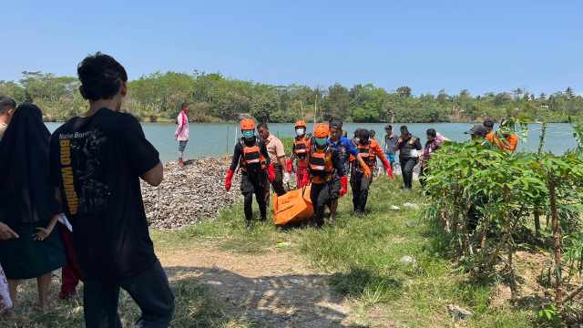 Jenazah Pria Paruh Baya Ditemukan Mengambang di Sungai Serayu
