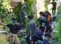 Gotong Royong Bersihkan Sungai Bakal, Brimob dan Warga Arcawinangun Sinergi Jaga Lingkungan