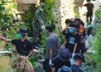 Gotong Royong Bersihkan Sungai Bakal, Brimob dan Warga Arcawinangun Sinergi Jaga Lingkungan