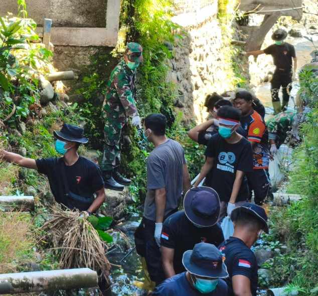Gotong Royong Bersihkan Sungai Bakal, Brimob dan Warga Arcawinangun Sinergi Jaga Lingkungan