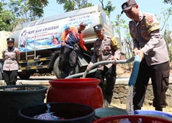 Polresta Banyumas Salurkan 10.000 Liter Air Bersih untuk Warga Gumelar Terdampak Kemarau