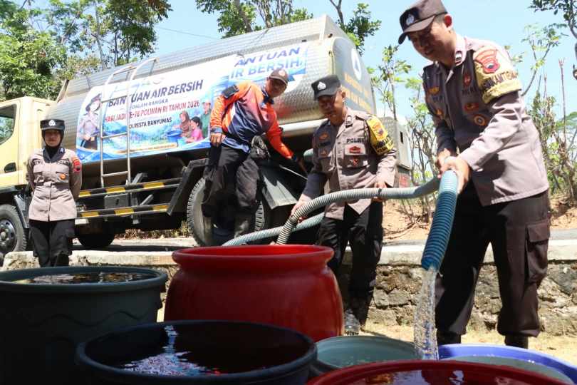 Polresta Banyumas Salurkan 10.000 Liter Air Bersih untuk Warga Gumelar Terdampak Kemarau