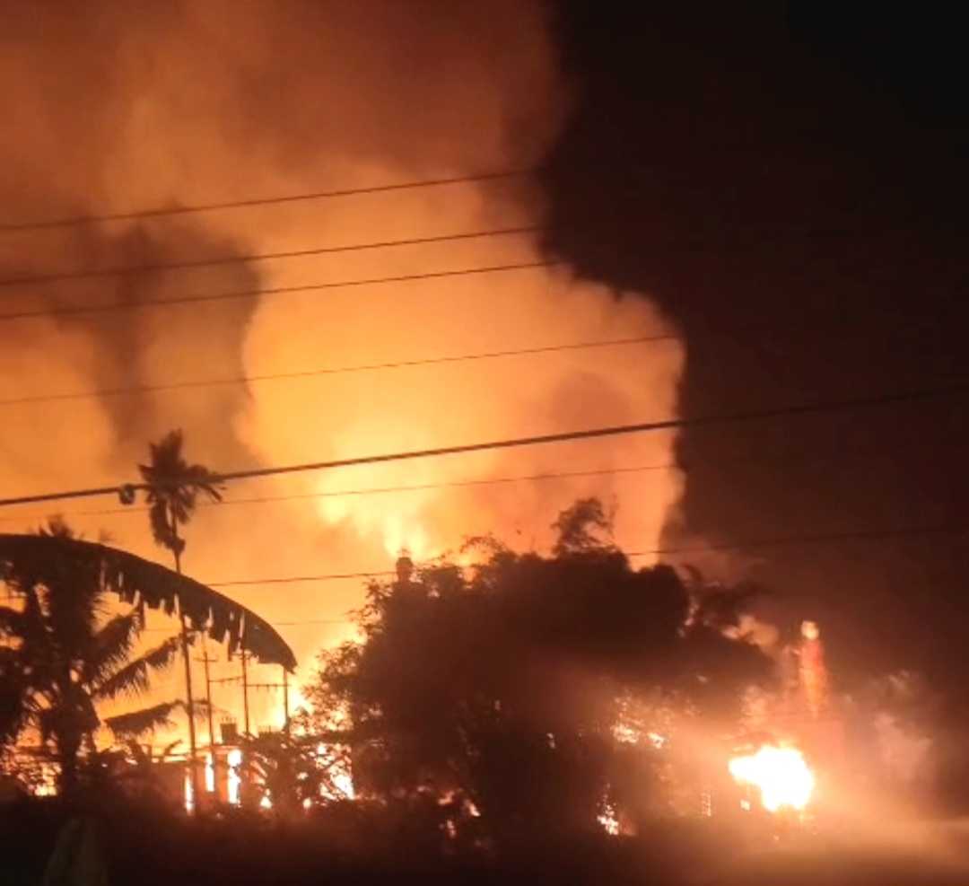 17 Jam Berjibaku Lawan Bara, Damkar Padamkan Kebakaran Pabrik Kayu di Ajibarang